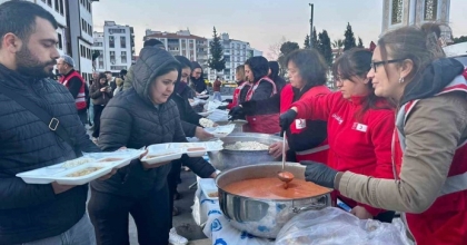 TÜRK KIZILAY VE YUNUSEMRE BELEDİYESİ’NDEN 1000 KİŞİLİK İFTAR
