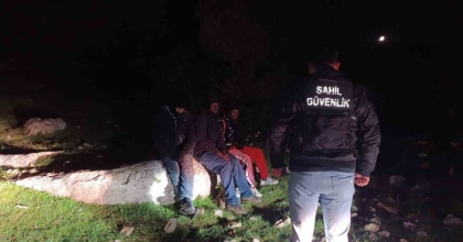 İHA TESPİT ETTİ, 22 DÜZENSİZ GÖÇMEN YAKALANDI