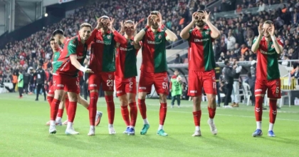 KARŞIYAKA, DERBİ GALİBİYETİYLE ÇIKIŞINI SÜRDÜRDÜ