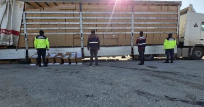 İZMİR’DE 35 MİLYON LİRA DEĞERİNDE KAÇAK SİGARA ELE GEÇİRİLDİ: 3 TUTUKLAMA
