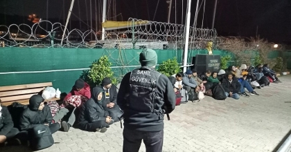 İZMİR’DE 28 DÜZENSİZ GÖÇMEN YAKALANDI
