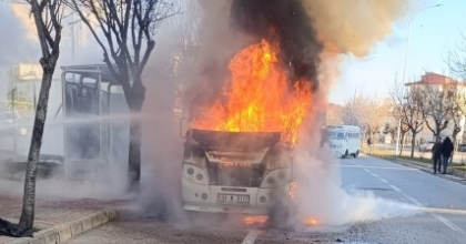 ALEVLERİN BİR ANDA SARDIĞI MİNİBÜSTEKİ YANGIN PANİĞE NEDEN OLDU
