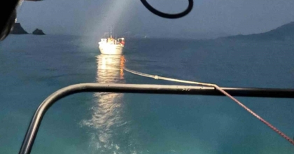 FETHİYE’DE MAKİNE ARIZASI NEDENİYLE SÜRÜKLENEN TEKNE KURTARILDI
