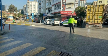 TİCARİ ARAÇLA ÇARPIŞAN MOTOSİKLET SÜRÜCÜSÜ YARALANDI
