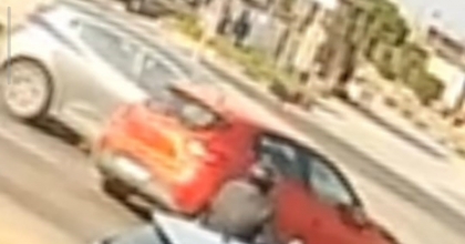 TURGUTLU’DA 3 KİŞİNİN YARALANDIĞI KAZA ANI KAMERADA