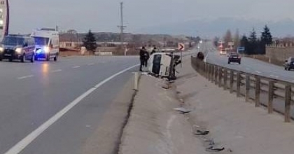 ORTA REFÜJE DEVRİLEN HAFİF TİCARİ ARAÇTA 5 KİŞİ YARALANDI
