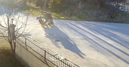 GÖRENLERİ DÜŞÜNDÜREN MOTOSİKLET KAZASI GÜVENLİK KAMERASINDA
