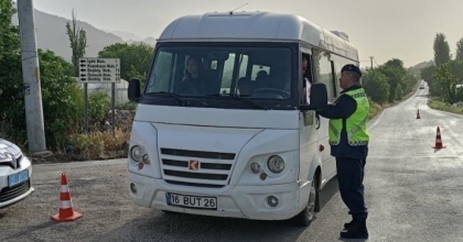 UŞAK’TA POLİS VE JANDARMADAN OKUL ÇEVRELERİ VE SERVİSLERE SIKI DENETİM