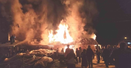 HİSARCIK’TA SAMANLIK YANGINI KORKUTTU
