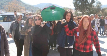 KADINLAR GÜNÜ’NDE KOCASI TARAFINDAN KATLEDİLEN KADIN TOPRAĞA VERİLDİ