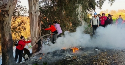 DOĞASEVERLER KANAL KENARINDA ÇIKAN YANGINI SÖNDÜRDÜ
