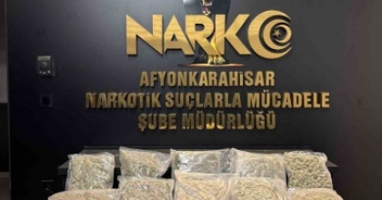 POLİS KOLİLERLE TAŞINAN 9 KİLOGRAM UYUŞTURUCU MADDE ELE GEÇİRDİ

