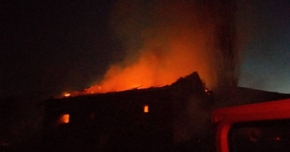 ÇIKAN YANGINDA 78 YAŞINDAKİ KADIN EVSİZ KALDI
