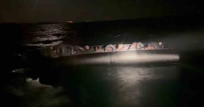 İZMİR’DE LASTİK BOT İÇERİSİNDEKİ 45 DÜZENSİZ GÖÇMEN YAKALANDI
