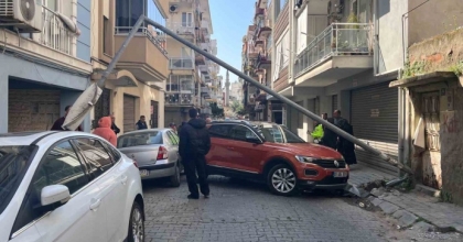 KONTROLDEN ÇIKAN OTOMOBİL AYDINLATMA DİREĞİNİ DEVİRDİ
