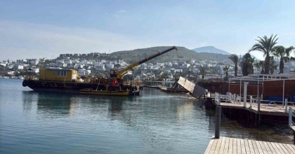 SOSYETENİN İSKELELERİ TEKER TEKER YIKILDI, TÜRKBÜKÜ SAHİLİNDE BÜYÜK TEMİZLİK