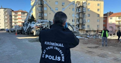 UŞAK’TA BETON POMPASI YAN YATTI: ALTINDA KALAN İŞÇİ HAYATINI KAYBETTİ
