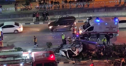 TAKLA ATAN ARAÇLARDAN BURUNLARI DAHİ KANAMADAN ÇIKTILAR
