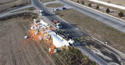 DEVRİLEN TIRDA 27 TON HAVUÇ ZİYAN OLDU
