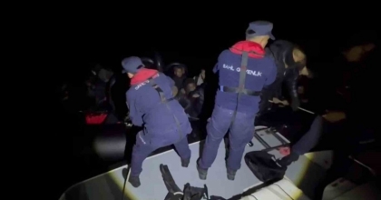 ÇEŞME AÇIKLARINDA 34 DÜZENSİZ GÖÇMEN YAKALANDI
