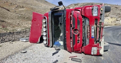 KÖMÜR YÜKLÜ TIR DEVRİLDİ 1 KİŞİ YARALANDI
