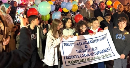 TURGUTLU’DA KADİR GECESİNDE ÇOCUKLAR YÜRÜYÜŞ YAPTI
