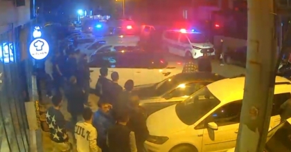 SİLAHLI KAVGA SIRASINDA YAŞANAN PANİK VE KORKU KAMERAYA YANSIDI
