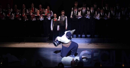 ÖĞRENCİLERİNİN ‘BİR HİLAL UĞRUNA’ ORATORYOSU AYAKTA ALKIŞLANDI