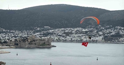 DEV TÜRK BAYRAĞIYLA ANLAMLI UÇUŞ