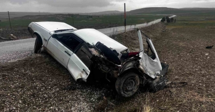 KAZADA İKİYE BÖLÜNEN OTOMOBİL SÜRÜCÜSÜ YARALANDI
