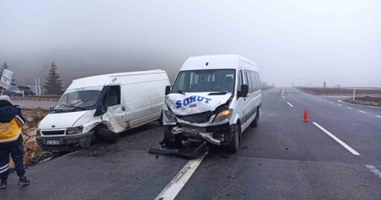 YOLCU MİNİBÜSÜ İLE KAMYONET ÇARPIŞTI: 7 YARALI
