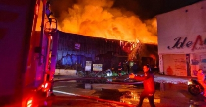 İZMİR’DE MOBİLYA FABRİKASINDA YANGIN
