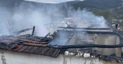 YATAĞAN’DAKİ YANGINDA BİR EV KÜLE DÖNDÜ

