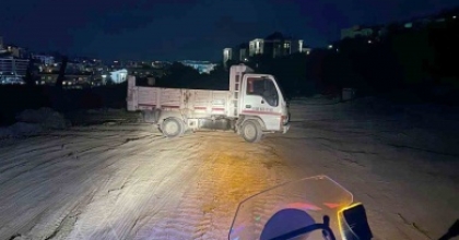 KUŞADASI’NDA KAÇAK MOLOZ DÖKERKEN SUÇÜSTÜ YAKALANAN KAMYONET SÜRÜCÜSÜNE CEZA
