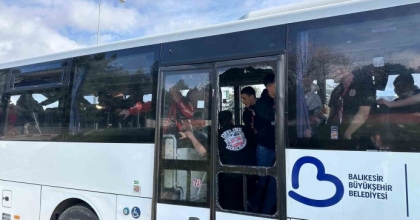  BALIKESİRSPOR’UN TARAFTAR OTOBÜSÜNE TAŞLI SALDIRI