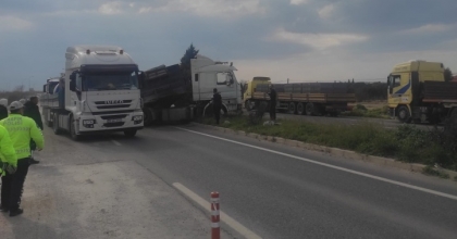 MANİSA’DA TIR İLE KAMYON ÇARPIŞTI: 2 SÜRÜCÜ YARALANDI
