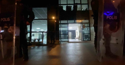 MARMARİS’TE KAMU GÖREVLİSİ 4 BİN DOLAR RÜŞVET ALIRKEN SUÇÜSTÜ YAKALANDI
