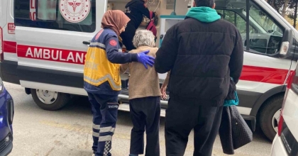 YAKINLARININ HABER ALAMADIĞI YAŞLI KADIN BALKONDA BULUNDU
