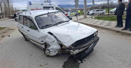 HİSARCIK’TA İKİ OTOMOBİL ÇARPIŞTI: 2 YARALI
