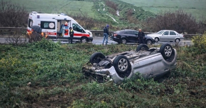 KONTROLDEN ÇIKAN OTOMOBİL TERS DÖNDÜ: 1 YARALI
