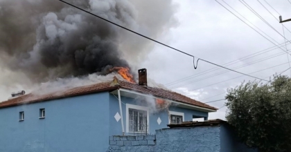 ALAŞEHİR’DE KORKUTAN EV YANGINI
