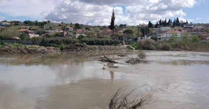 BÜYÜK MENDERES YÜKSELDİ, TARİHİ TAŞKÖPRÜ SULAR ALTINDA KAYBOLDU
