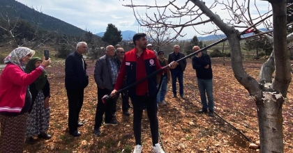 ÇAMELİ’DE ÜRETİCİLERE UYGULAMALI BUDAMA EĞİTİMİ