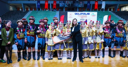 HALK OYUNLARI EKİPLERİ AYAKTA ALKIŞLANDI