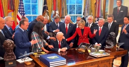 TRUMP'IN OVAL OFİS'TEKİ DUA GÖRÜNTÜLERİ GÜNDEM OLDU