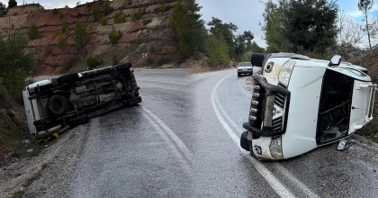 YAĞMUR SONRASI KAYGANLAŞAN YOLDA PİKAP YAN YATTI