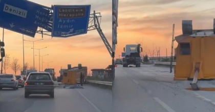 YÖNLENDİRME TABELASINA ÇARPAN TIRIN DORSESİ YOLA SAVRULDU