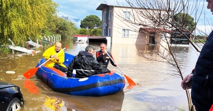 YÜKSELEN SULAR EVDE MAHSUR BIRAKTI, AFAD EKİPLERİ YETİŞTİ