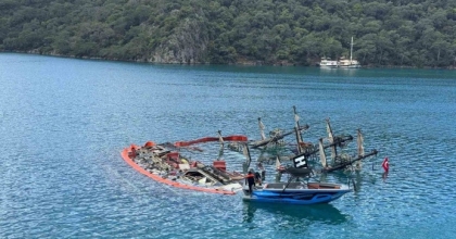 TUR TEKNESİ SULARA GÖMÜLDÜ, BİR KİŞİ HAYATINI KAYBETTİ
