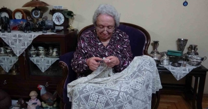 KÜTAHYA’DA 70 YILDIR İLMEK ATAN EMEKLİ ÖĞRETMENİN AZMİ ÖRNEK OLUYOR